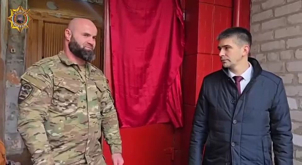 В Лисичанске Луганской Народной Республики по поручению Главы Чеченской Республики, Героя России Рамзана Кадырова бойцы спецназа «АХМАТ» МО РФ оказали необходимую помощь в восстановлении зала спортивной борьбы