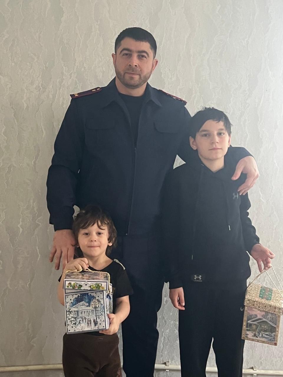 В преддверии самого волшебного праздника года — Нового года — состоялась добрая и трогательная акция по вручению подарков детям В преддверии самого волшебного праздника года — Нового года — состоялась добрая и трогательная акция по вручению подарков детям