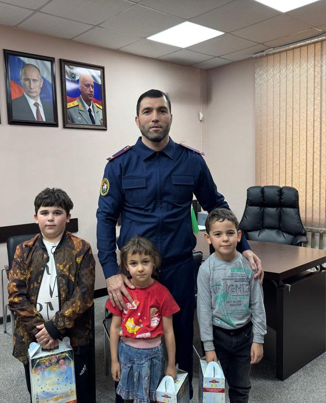 В преддверии самого волшебного праздника года — Нового года — состоялась добрая и трогательная акция по вручению подарков детям В преддверии самого волшебного праздника года — Нового года — состоялась добрая и трогательная акция по вручению подарков детям