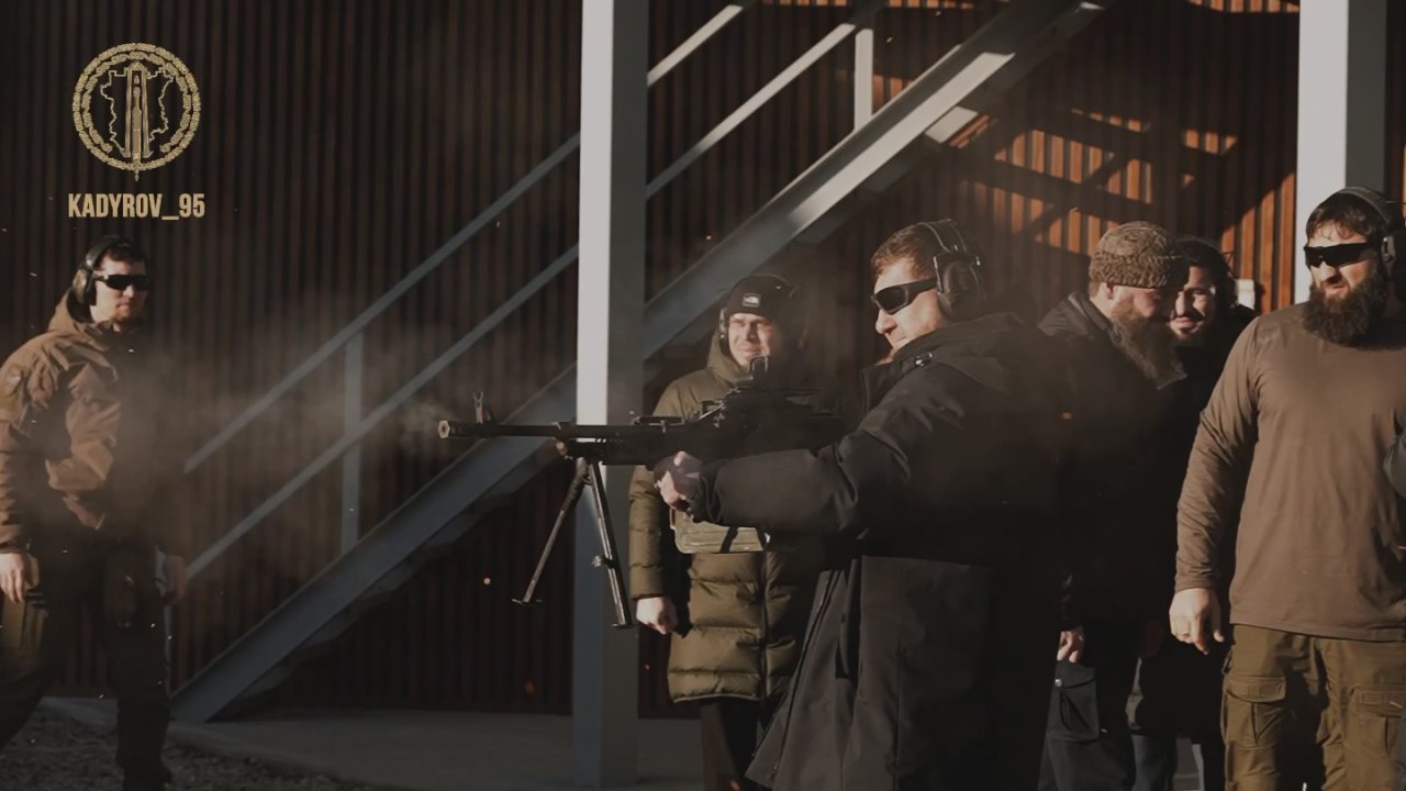 Глава Чеченской Республики Рамзан Кадыров посетил Российский университет спецназа имени В. В. Путина, откуда поделился кадрами стрельбы