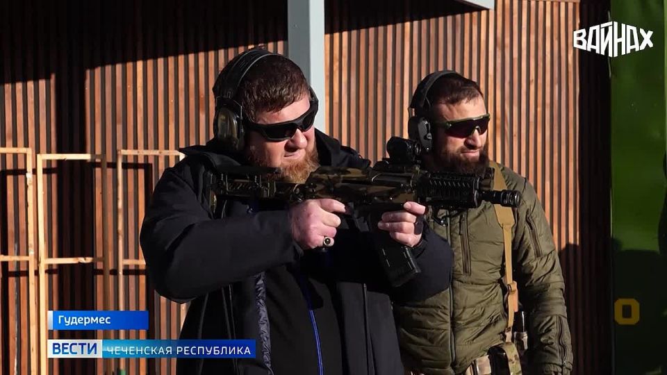 Глава Чеченской Республики Рамзан Кадыров с помощником Главы ЧР, Секретарём Совета Безопасности ЧР Адамом Кадыровым, министром ЧР по физической культуре и спорту Ахматом Кадыровым, а также со своими помощниками Умаром...
