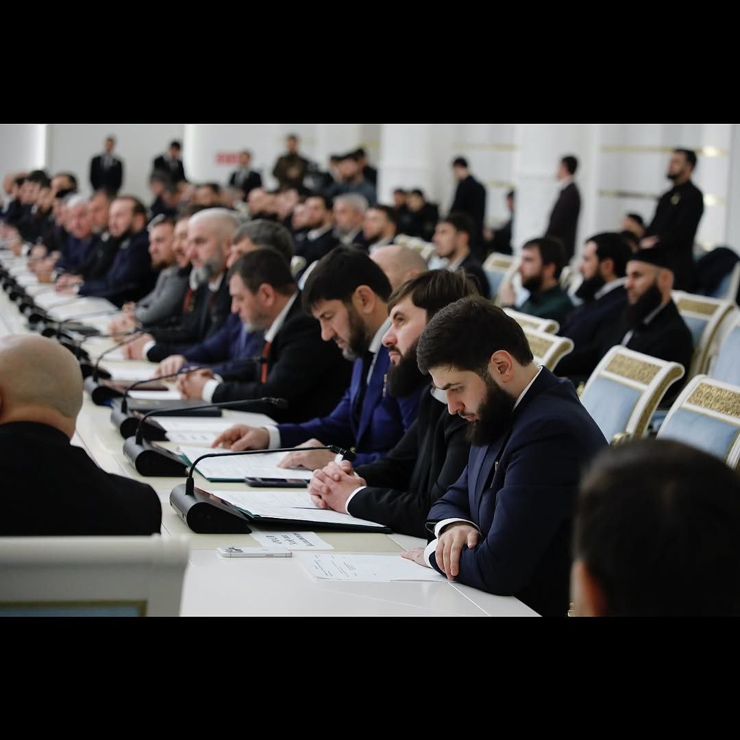 Глава Чеченской Республики Рамзан Кадыров провел расширенное итоговое совещание, в ходе которого подробно ознакомился с достижениями органов исполнительной и муниципальной власти в уходящем году Глава Чеченской Республики Рамзан Кадыров провел расширенное итоговое совещание, в ходе которого подробно ознакомился с достижениями органов исполнительной и муниципальной власти в уходящем году