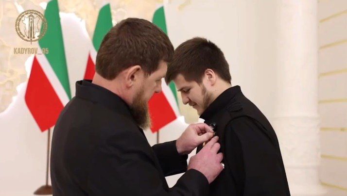 Сыну главы Чечни Адаму Кадырову вручили медаль памяти первого президента Чечни Ахмата-Хаджи Кадырова