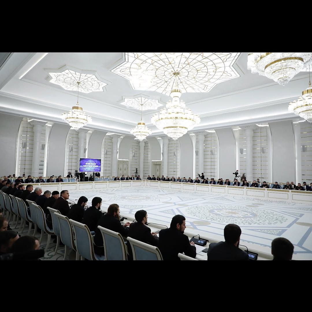 Глава Чеченской Республики Рамзан Кадыров провел расширенное итоговое совещание, в ходе которого подробно ознакомился с достижениями органов исполнительной и муниципальной власти в уходящем году Глава Чеченской Республики Рамзан Кадыров провел расширенное итоговое совещание, в ходе которого подробно ознакомился с достижениями органов исполнительной и муниципальной власти в уходящем году