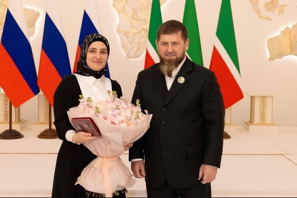 Дорогие друзья!. Сотрудники Администрации Главы и Правительства ЧР в лице Руководителя Галаса Таймасханова поздравляют с днем рождения внучку Первого Президента ЧР, Героя России Ахмата-Хаджи Кадырова (Дала г1азот къобалдойла...