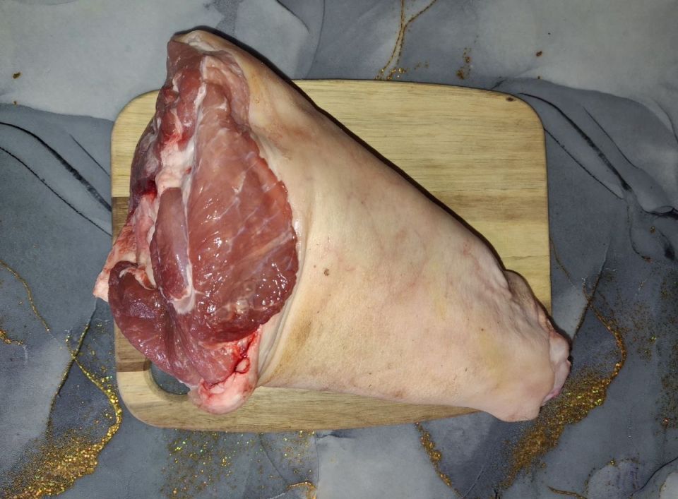 Лакомство, которое заколет ваше сердце: секреты приготовления нежной свиной рульки в духовке