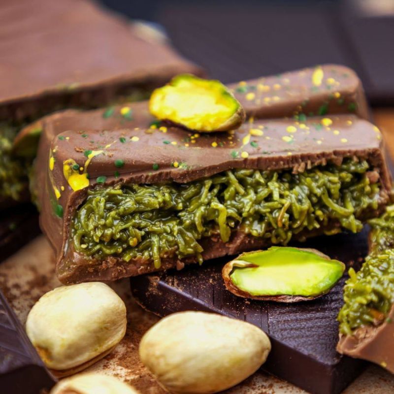 В магазинах беспошлинной торговли в аэропортах Дубая в 2025 году было продано 719 тонн ставшего "вирусным" дубайского шоколада, свидетельствуют обнародованные данные продаж в Dubai Duty Free