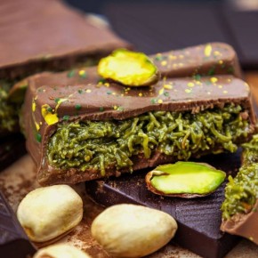 В магазинах беспошлинной торговли в аэропортах Дубая в 2025 году было продано 719 тонн ставшего "вирусным" дубайского шоколада, свидетельствуют обнародованные данные продаж в Dubai Duty Free