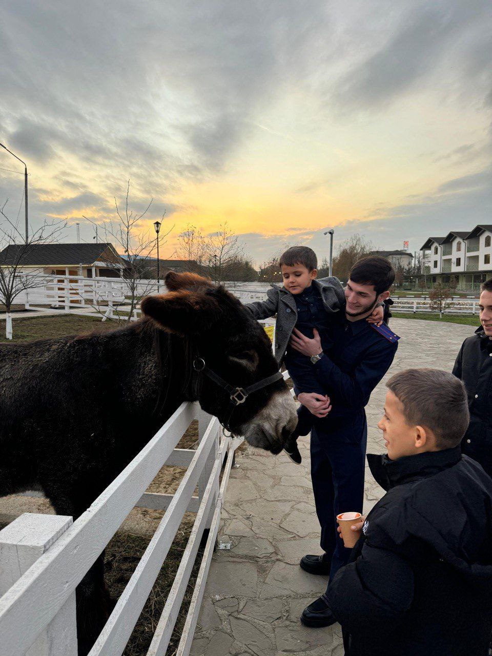 Следователи исполнили новогоднее желание пятерых детей из многодетной семьи погибшего участника специальной военной операции Следователи исполнили новогоднее желание пятерых детей из многодетной семьи погибшего участника специальной военной операции