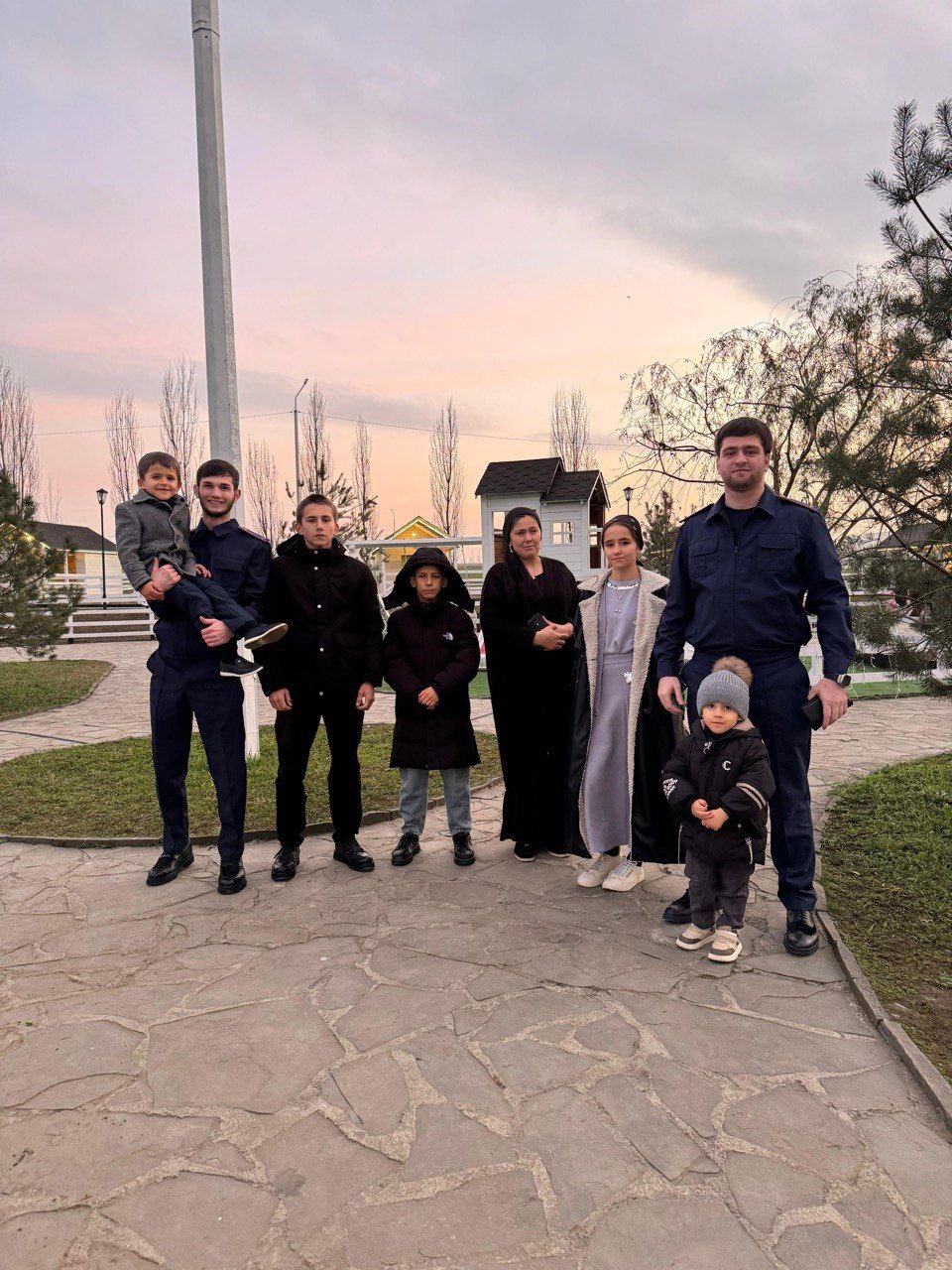 Следователи исполнили новогоднее желание пятерых детей из многодетной семьи погибшего участника специальной военной операции Следователи исполнили новогоднее желание пятерых детей из многодетной семьи погибшего участника специальной военной операции