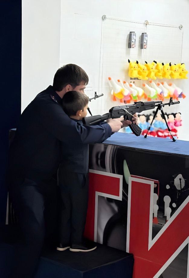 Следователи исполнили новогоднее желание пятерых детей из многодетной семьи погибшего участника специальной военной операции Следователи исполнили новогоднее желание пятерых детей из многодетной семьи погибшего участника специальной военной операции