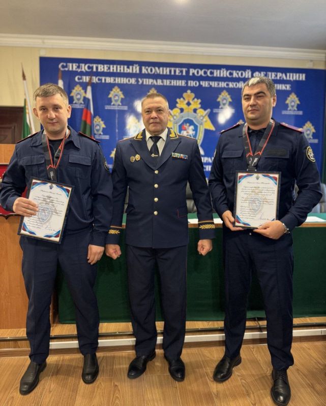 Сегодня, перед началом еженедельного оперативного совещания, руководитель следственного управления СК России по Чеченской Республике генерал-майор юстиции А. Е. Потапов, поздравил сотрудников Магомеда Магомадова и Алима...