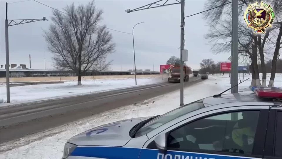 Безопасность на дорогах. В соответствии с поручением прокурора республики Арсана Адаева прокуратурой Шелковского района проведена проверка исполнения требований законодательства об автомобильных дорогах и дорожной...