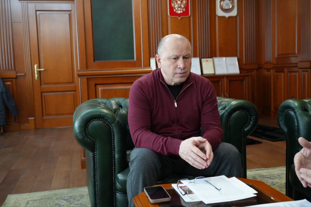 Ассаламу Алайкум!. Сегодня Руководитель Администрации Главы и Правительства Чеченской Республики Галас Таймасханов провёл рабочую встречу с председателем Межрегиональной Ассоциации общественных объединений "Национальный... Ассаламу Алайкум!. Сегодня Руководитель Администрации Главы и Правительства Чеченской Республики Галас Таймасханов провёл рабочую встречу с председателем Межрегиональной Ассоциации общественных объединений "Национальный...