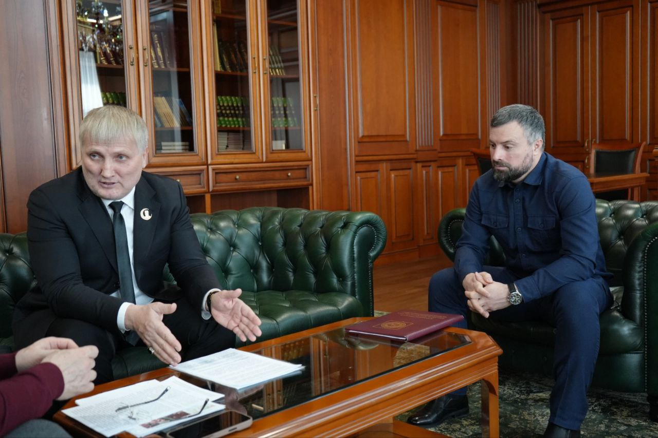 Ассаламу Алайкум!. Сегодня Руководитель Администрации Главы и Правительства Чеченской Республики Галас Таймасханов провёл рабочую встречу с председателем Межрегиональной Ассоциации общественных объединений "Национальный... Ассаламу Алайкум!. Сегодня Руководитель Администрации Главы и Правительства Чеченской Республики Галас Таймасханов провёл рабочую встречу с председателем Межрегиональной Ассоциации общественных объединений "Национальный...