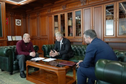 Ассаламу Алайкум!. Сегодня Руководитель Администрации Главы и Правительства Чеченской Республики Галас Таймасханов провёл рабочую встречу с председателем Межрегиональной Ассоциации общественных объединений "Национальный...