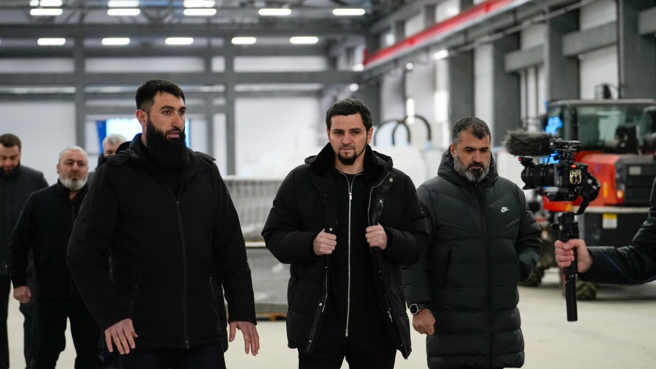 Мэр Грозного Хас-Магомед Кадыров провел инспекцию строящегося завода ООО «СТЕКЛОСТРОЙ» по закалке стекла и изготовлению стеклопакетов, расположенного в особой экономической зоне «Грозный» Мэр Грозного Хас-Магомед Кадыров провел инспекцию строящегося завода ООО «СТЕКЛОСТРОЙ» по закалке стекла и изготовлению стеклопакетов, расположенного в особой экономической зоне «Грозный»