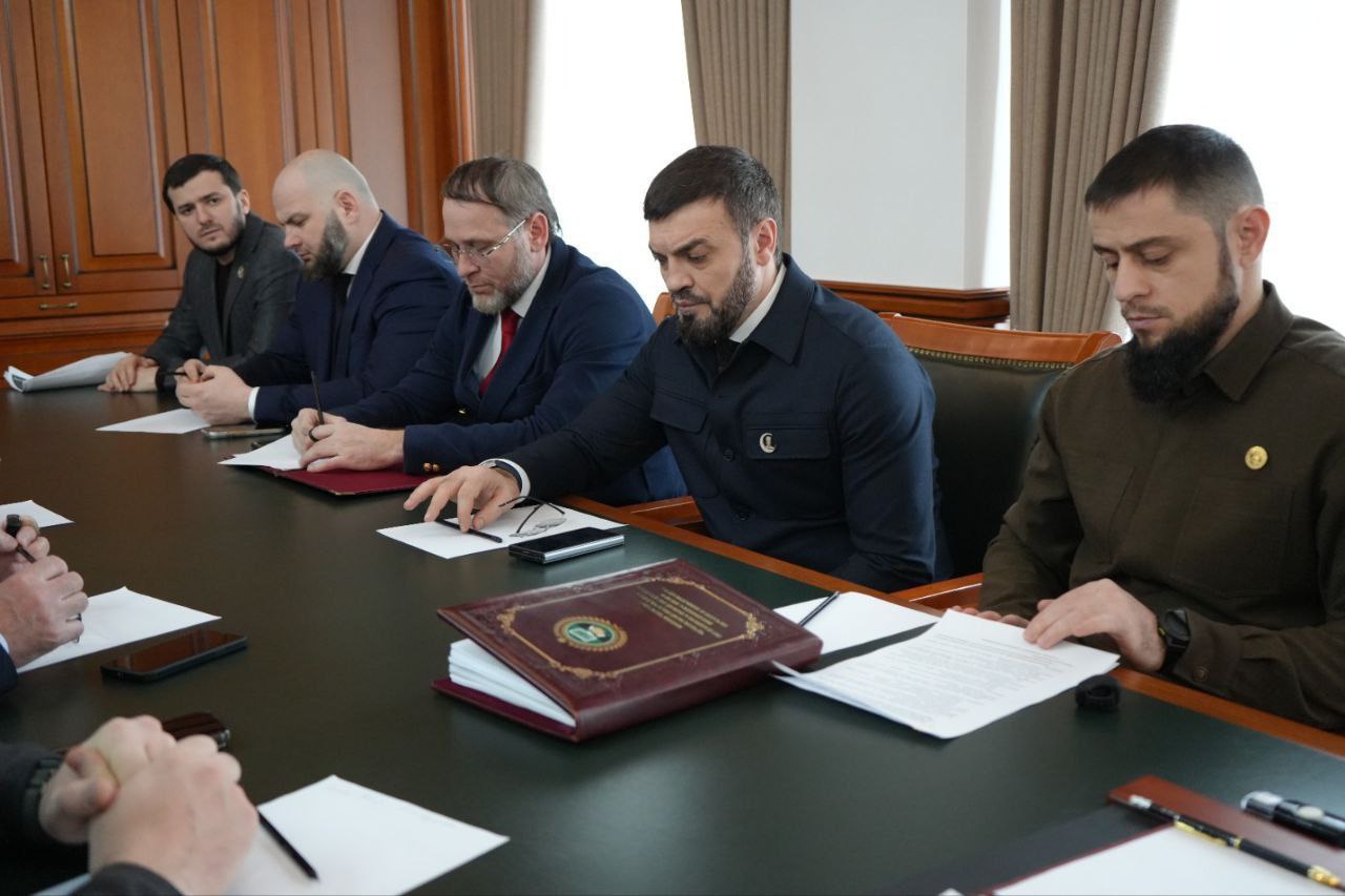 Аламахад Ельсаев принял участие в совещании, где обсудили вопросы подготовки и проведения мероприятий к 75-й годовщине со дня рождения Ахмата-Хаджи Кадырова Аламахад Ельсаев принял участие в совещании, где обсудили вопросы подготовки и проведения мероприятий к 75-й годовщине со дня рождения Ахмата-Хаджи Кадырова