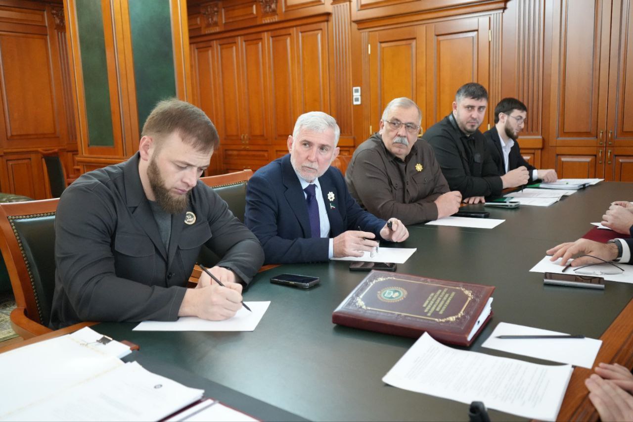 Аламахад Ельсаев принял участие в совещании, где обсудили вопросы подготовки и проведения мероприятий к 75-й годовщине со дня рождения Ахмата-Хаджи Кадырова