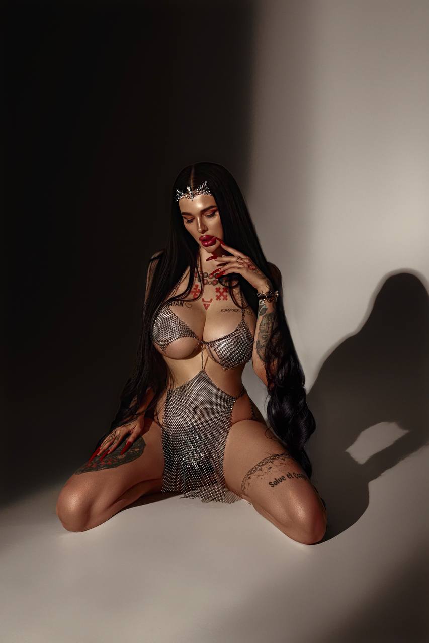 Олег Царёв: К посту про ведьму Тихую — на фото с её канала выглядит как эскортница Олег Царёв: К посту про ведьму Тихую — на фото с её канала выглядит как эскортница