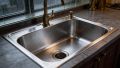 Кухонные мойки: что выбрать — нержавейку или искусственный камень?
