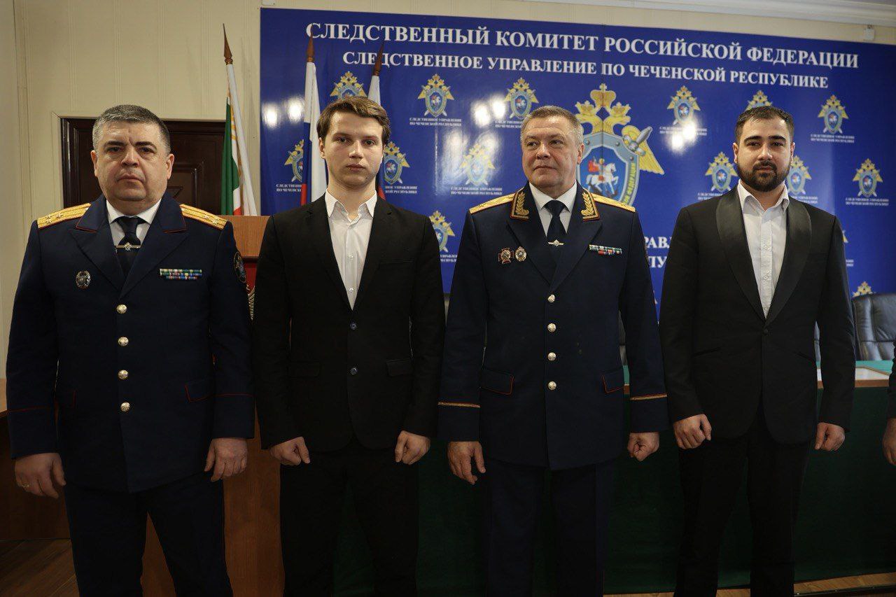 В ходе торжественного собрания руководитель следственного управление СК России по Чеченской Республике генерал-майор юстиции Андрей Евгеньевич Потапов отметил благодарственными письмами за эффективное взаимодействие с... В ходе торжественного собрания руководитель следственного управление СК России по Чеченской Республике генерал-майор юстиции Андрей Евгеньевич Потапов отметил благодарственными письмами за эффективное взаимодействие с...