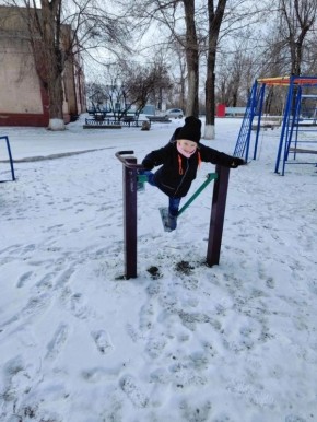 Детские улыбки под снегом: веселая встреча в Богураевке