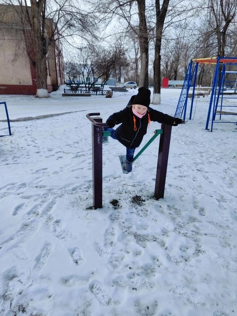 Детские улыбки под снегом: веселая встреча в Богураевке