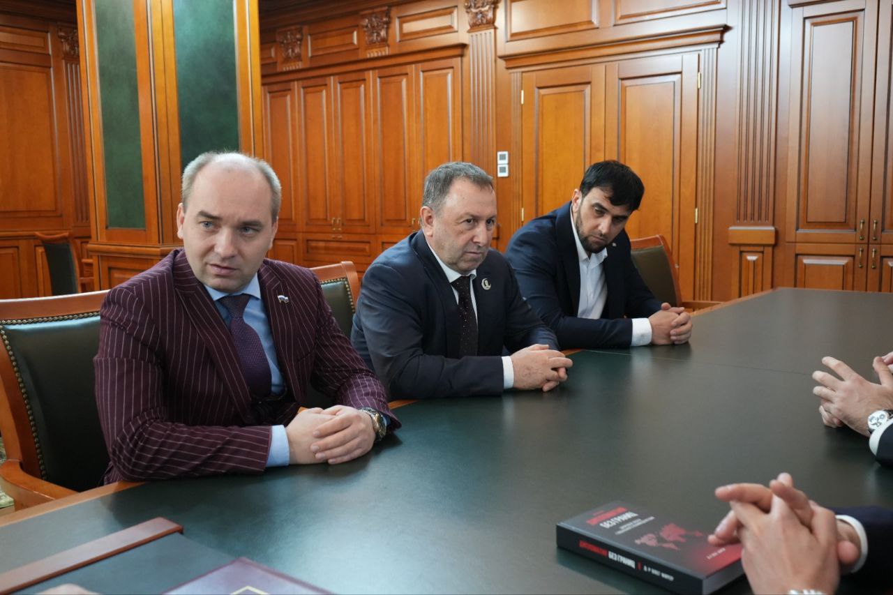 Дорогие друзья!. Руководитель Администрации Главы и Правительства ЧР Галас Таймасханов провел встречу с Олегом Фирером, международным предпринимателем и бывшим послом Гренады в Российской Федерации Дорогие друзья!. Руководитель Администрации Главы и Правительства ЧР Галас Таймасханов провел встречу с Олегом Фирером, международным предпринимателем и бывшим послом Гренады в Российской Федерации