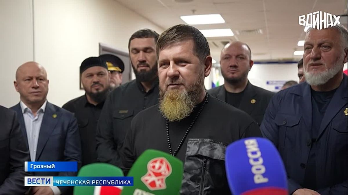 Глава Чеченской Республики Рамзан Кадыров в среду посетил избирательную комиссию региона и официально подал пакет документов на выдвижение своей кандидатуры на должность Главы Чеченской Республики