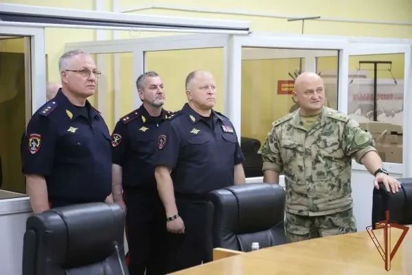 В Чеченской Республике состоялась рабочая встреча первого заместителя Министра внутренних дел Российской Федерации генерал-лейтенанта полиции Андрея Курносенко с командующим ОГВ(с) генерал-лейтенантом Игорем Князевым Стороны...