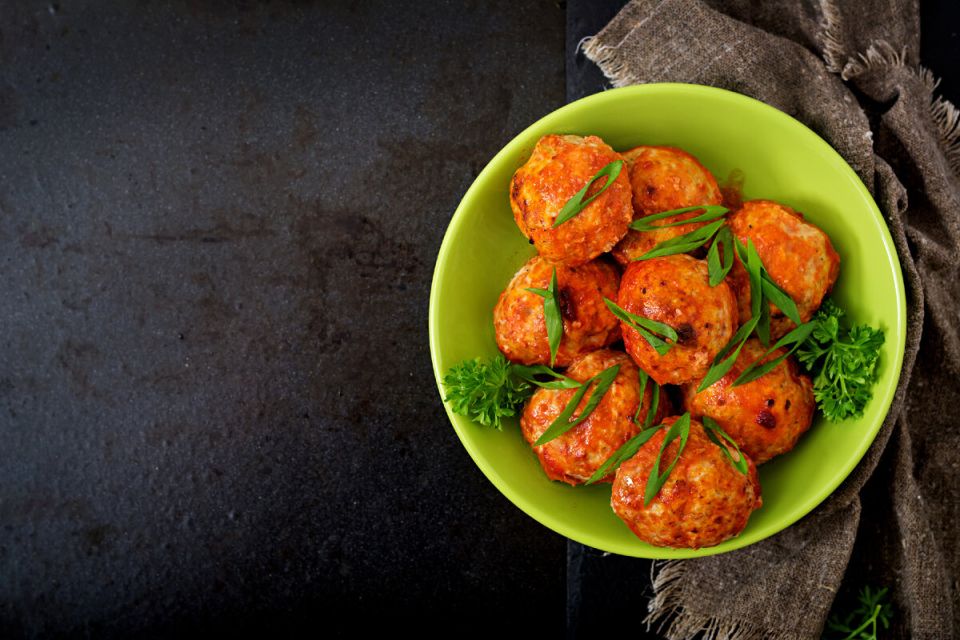 Фрикадельки в томатном соусе: классика семейного стола