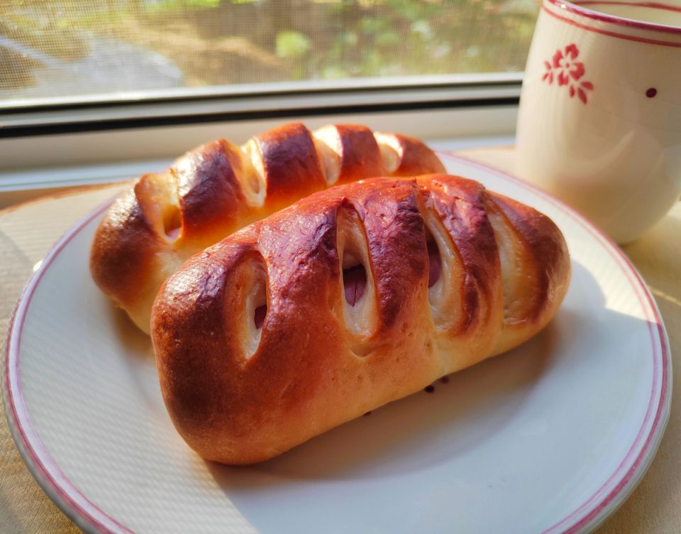 Сосиски в тесте: любимое лакомство всей семьи по простому рецепту