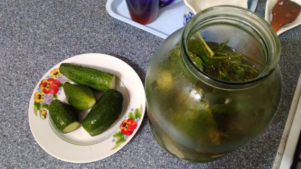 Как сохранить хрустящие огурцы без риска испортить консервацию: советы и секреты