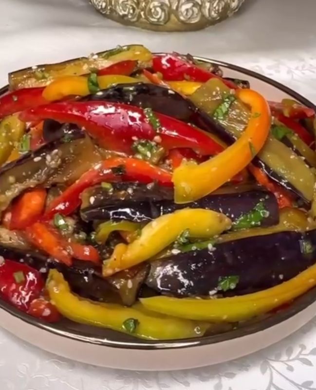 Салат из баклажанов: идеальное блюдо за 5 минут!