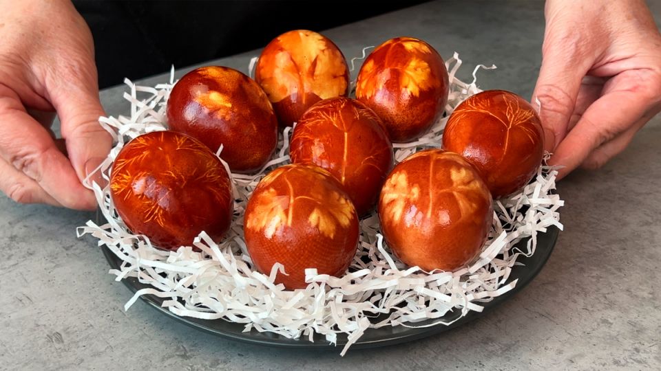 Праздничные яйца: как легко и креативно покрасить их в луковой шелухе