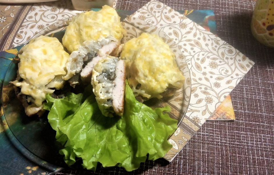 Ароматное запеченное куриное филе с грибами и картофелем
