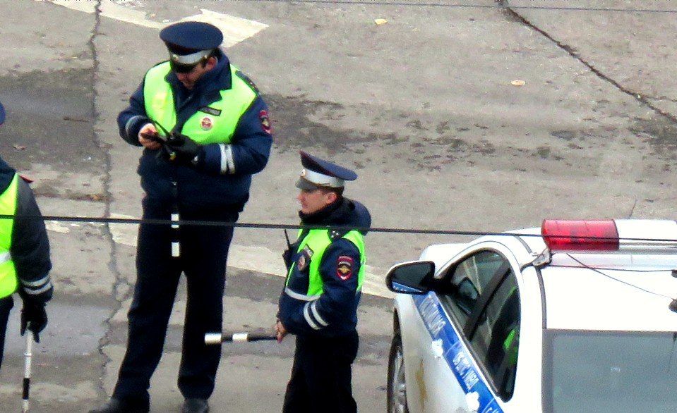 Обязан ли водитель останавливаться по требованию ГАИ? Изучаем законные и незаконные причины